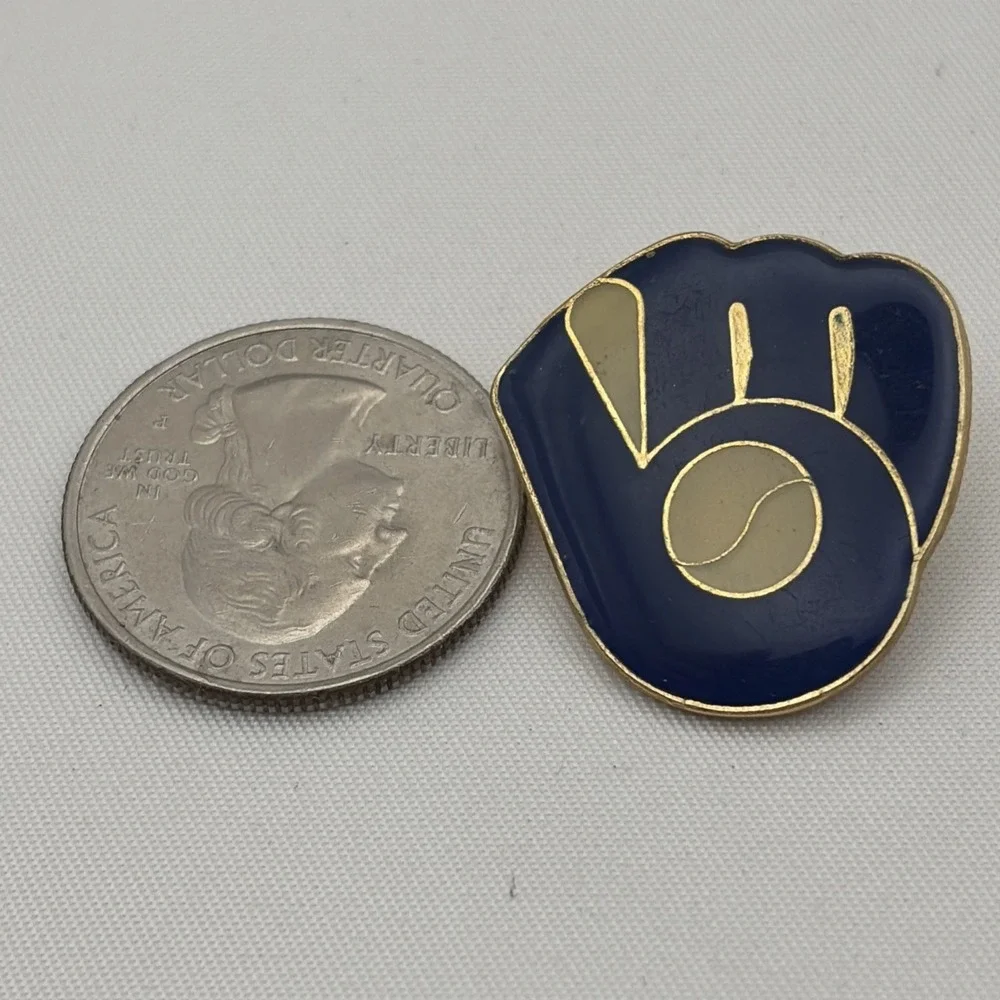 Vintage Milwaukee Brewers Baseball‎ Glove Logo MLB Lapel Hat Pin